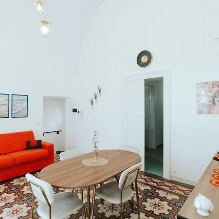 - White Palace Apartment