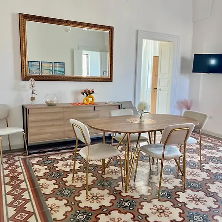 - White Palace Apartment *