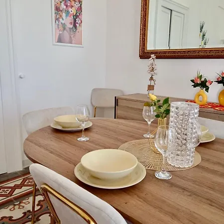 - White Palace Apartment