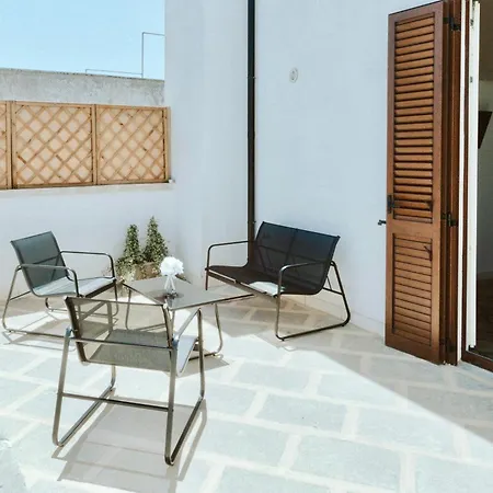 - White Palace Apartment Alliste